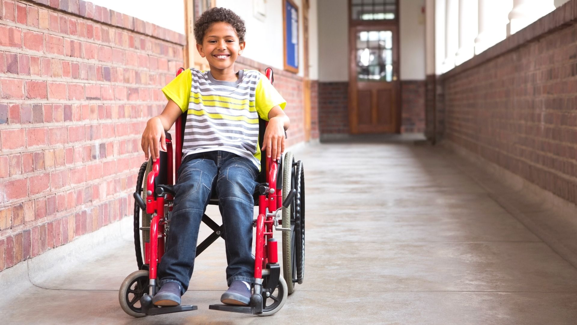 Criança com deficiência sorrindo